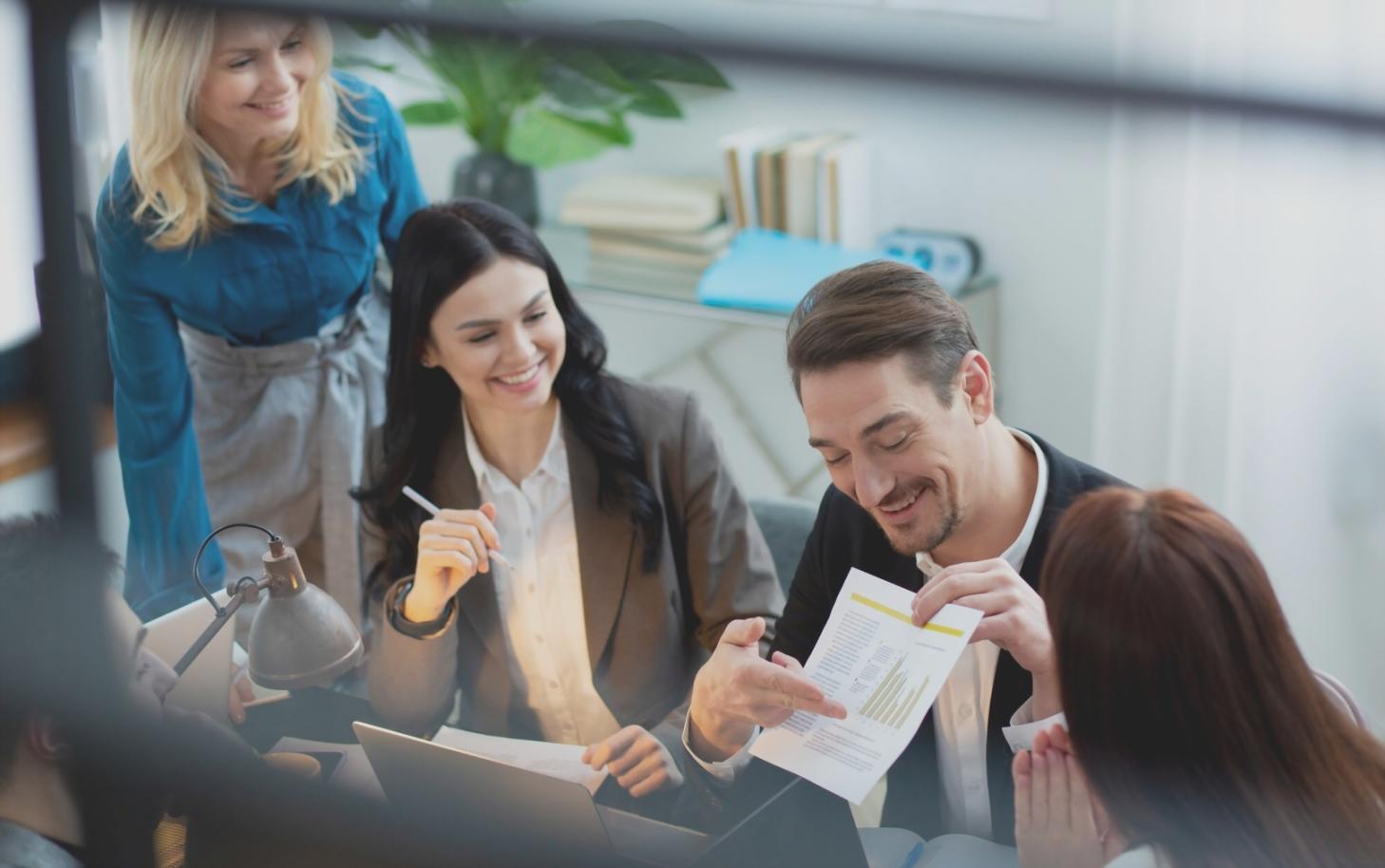 Professionelle Beratungssituation mit Fokus auf verständliche Finanzplanung